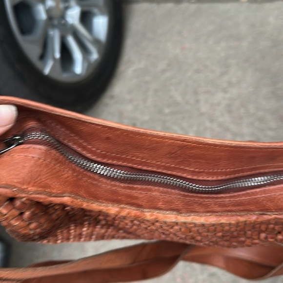 VILENCA HOLLAND MADE IN ITALY LEATHER KNOT WOVEN CROSSBODY BAG COGNAC - Picture 13 of 13